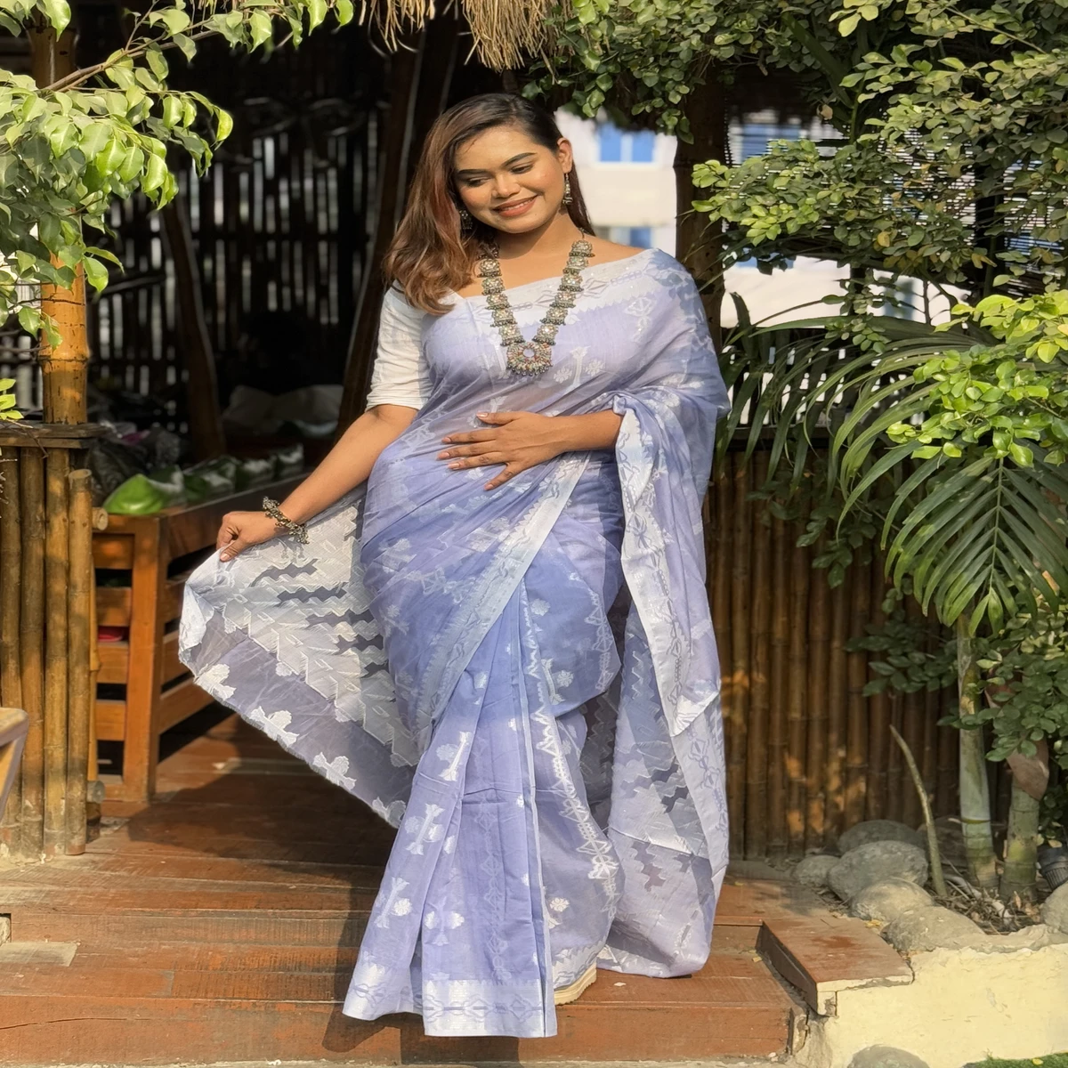 তানহা ফ্যাশন এর  টেন সিল্ক হাইব্রিডের জামদানী  মুন লং শাড়ি.