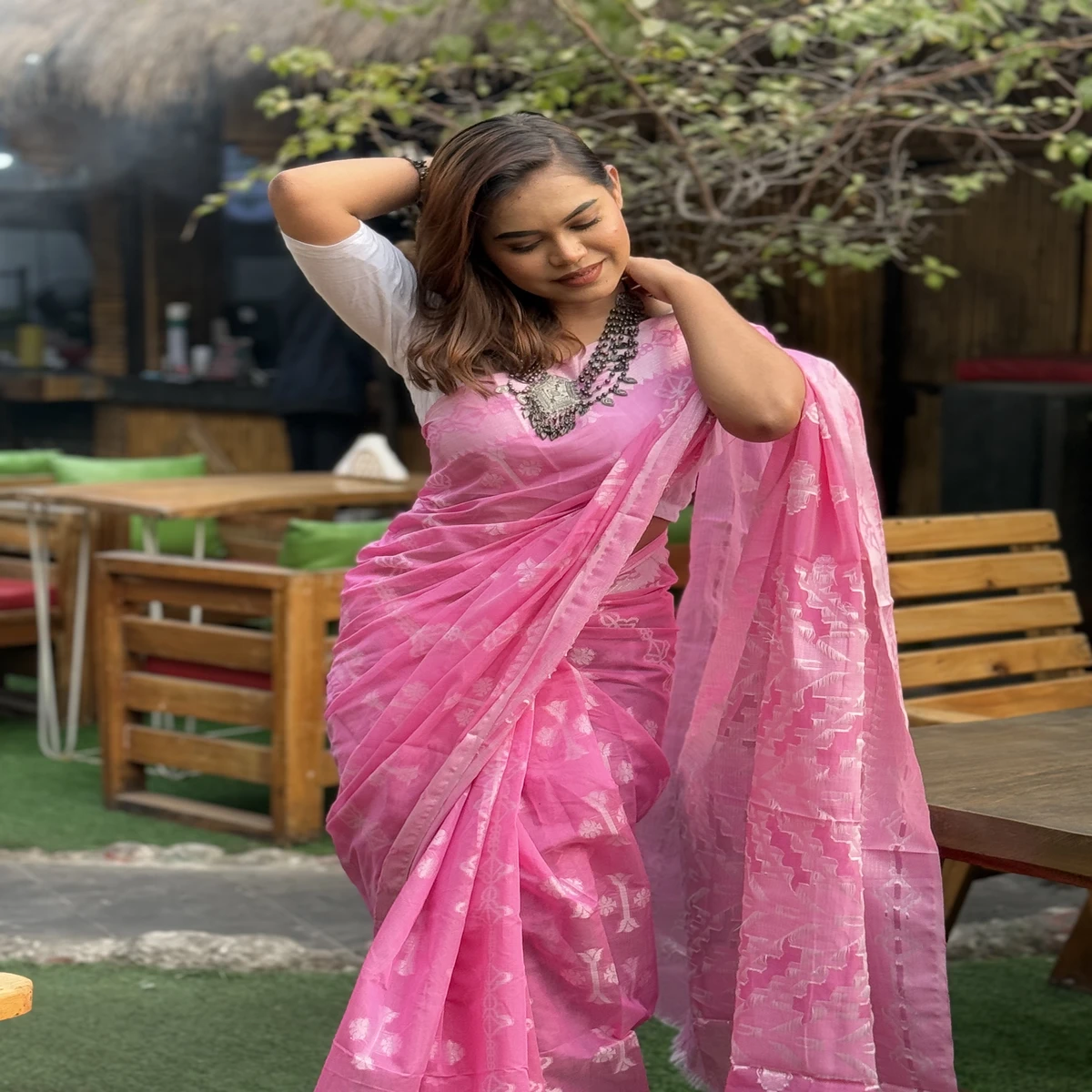 তানহা ফ্যাশন এর টেন সিল্ক হাইব্রিডের জামদানী মুন লং শাড়ি