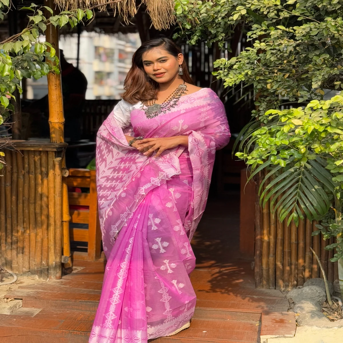 তানহা ফ্যাশন এর টেন সিল্ক হাইব্রিডের জামদানী মুন লং শাড়ি